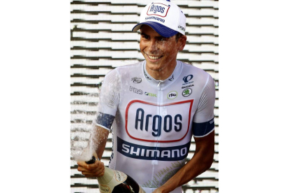 El ciclista francés Warren Barguil (Argos) en el podio tras imponerse vencedor de la decimotercera etapa de la Vuelta, disputada entre Valls y Castelldefels, de 169 kilómetros.