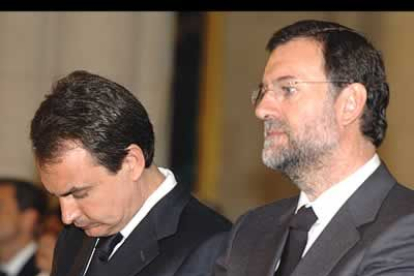 El futuro presidente, Rodríguez Zapatero, y Mariano Rajoy presenciaron juntos los oficios por las víctimas.