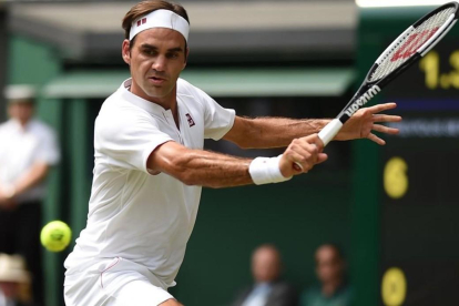 Federer devuelve un revés, en su partido con Mannarino en Wimbledon.