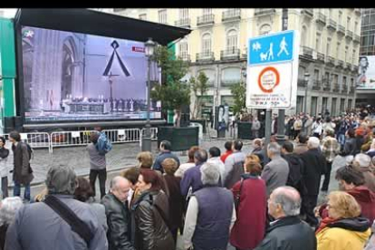 La Puerta del Sol congregó a cientos de personas que siguieron los funerales a través de pantallas de televisión gigantes.