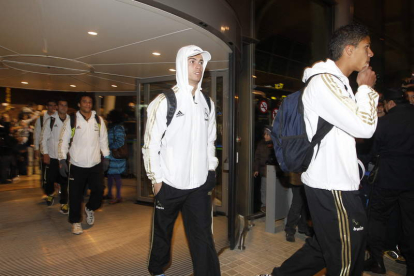 Varane y Cristiano salen del aeropuerto de León en 2011 para ir en autobús hasta Ponferrada JESÚS F. SALVADORES