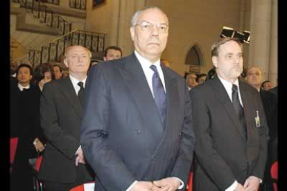 Collin Powell, secretario de Estado de los Estados Unidos, acudió a los actos fúnebres.