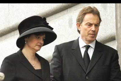 El primer ministro británico, Tony Blair, y su esposa, Cherry, a la llegada a la catedral.
