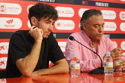 Aarón Piñán y Felipe Llamazares en la rueda de prensa de despedida del jugador. CYDL