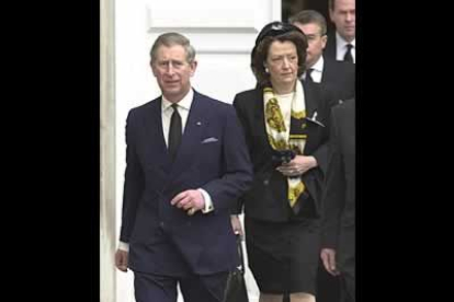 El Príncipe de Gales mostró su respeto a las víctimas en nombre de la familia real inglesa.