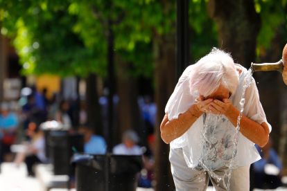 Una mujer se refresca en una fuente debido al calor sofocante. SLAS/EFE