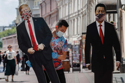 Dos muñecos de Donald Trump y del presidente de China. YURI KOCHETKOV