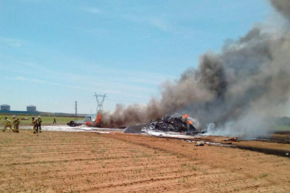 Los bomberos trabajan en el lugar en el que se estrelló el avión el 9 de mayo.