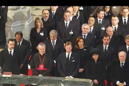 Los príncipes Haakon de Noruega (i) y Henry de Luxemburgo (3i) y el copríncipe de Andorra, Monseñor Joan Enric Vives (2 izq) entre otras autoridades, en la catedral de La Almudena.