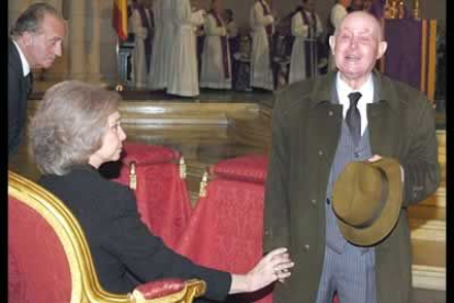 Los Reyes conosolaron a este hombre que se acercó a ellos al inicio de la ceremonia.