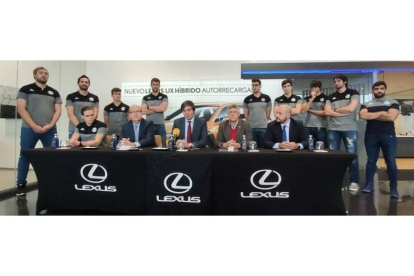 Cayetano Franco y varios jugadores del primer equipo, junto a los representantes de Lexus, ayer en el concesionario de León. CB ADEMAR