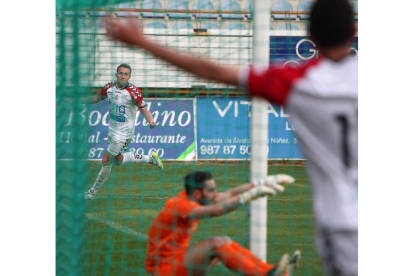 Aketxe celebra el segundo gol de la Cultural, con Viti de espaldas en primer término de la imagen y el meta rival abatido