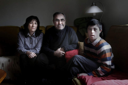 Lucía Loma y Alejandro Calleja con su hijo Rubén, para quien exigen educación inclusiva.