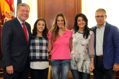 Antonio Silván, Sara, Carolina, Ruth y López Benito en la recepción de ayer en el Ayuntamiento.
