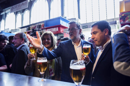 Báñez, Rajoy y Moreno durante su recorrido por el centro de Málaga ayer. JORGE ZAPATA