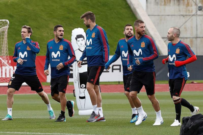 La selección española realizó un entrenamiento de recuperación a puerta cerrada tras el partido disputado ante Suiza. EFE