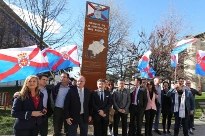 Integrantes de la corporación, del PB y coalición bercianista, ayer tarde ante el monumento.