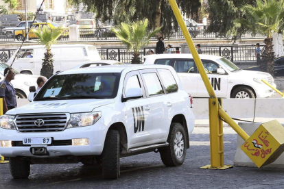 Varios vehículos de la ONU, llegando ayer a Damasco tras ser disparados durante la investigación.