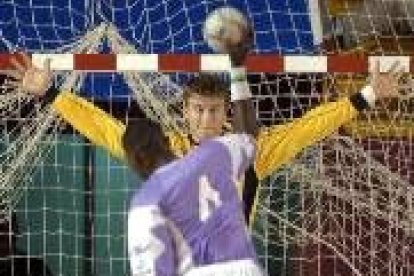 El meta noruego intenta parar un penalti al pucelano Julio Fis