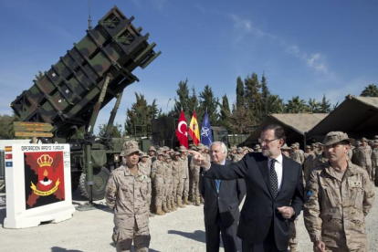 Mariano Rajoy durante la visita que ha realizado este domingo al contingente de 150 militares españoles en la base turca de Adana, a unos 150 kilómetros de la frontera siria.