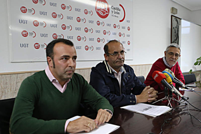 Omar Rodríguez, Antonio Cordero y Agustín Prieto, ayer en la sede de UGT en Ponferrada.
