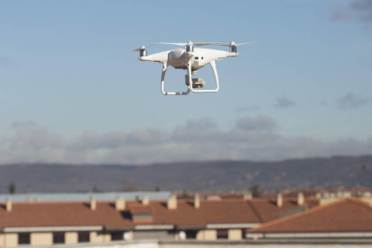Un dron sobre la ciudad de León. F. OTERO PERANDONES