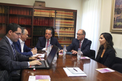 El presidente, Mario Amilivia, y los consejeros Emilio Melero y Miguel Ángel Jiménez fueron recibidos por el alcalde, Miguel Ángel Rojo, a las 11 horas y posteriormente se ha celebrado la reunión