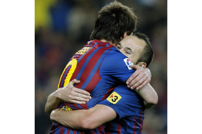 Lionel Messi celebra su gol, segundo de su equipo, junto a su compañero Andrés Iniesta.