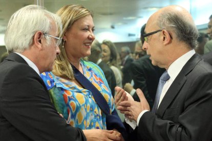 Pilar del Olmo, dialoga con el ministro de Hacienda y Administraciones Públicas, Cristóbal Montoro.