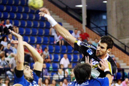 El Abanca Ademar no fue capaz de derrotar al Naturhouse en la final del Torneo de Egia.