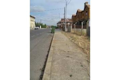 Las aceras de la calle Camino de Pobladura están resquebrajadas