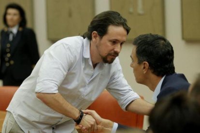 Pablo Iglesias se acerca a saludar a Pedro Sánchez en la constitución de la Diputación Permanente en el Congreso.