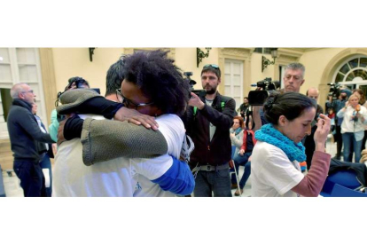 Ana Julia abraza al padre de Gabriel cuando aún buscaban al niño. Al lado, la madre. CARLOS BARBA