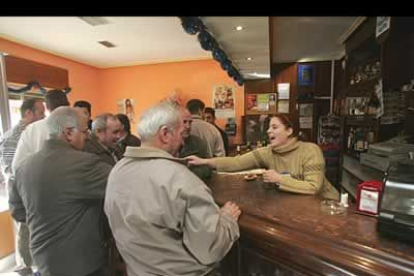 El «El Pincho» es el nombre del bar de Cabreros en el que se vendieron los décimos, por lo que la celebración después de oir la noticia no se hizo esperar.