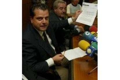 Mario Amilivia muestra la carta que entregó al portavoz de la UPL