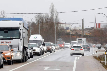 Timba de tráfico en la N-120; una urgencia en León que no inquieta al Gobierno. MARCIANO PÉREZ