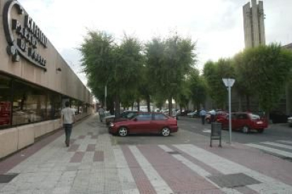 La calle San Cristóbal transcurre entre la estación de autobuses y el edificio de los Bomberos