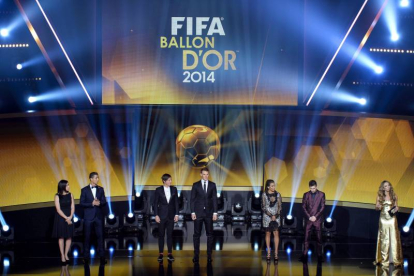 Los nominados al Balón de Oro, la alemana Nadine Kessler, el portugués Cristiano Ronaldo, la estadounidense Abby Wambach, el alemán Manuel Neuer, la brasileña Marta, y el argentino Lionel Messi, participan en la gala del Balón de Oro que se celebra hoy en