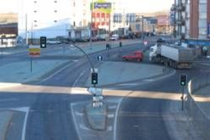 La N-VI en su cruce con la carretera de León, del que serán eliminados los semáforos