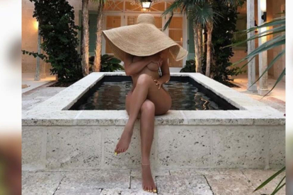 Kylie Jenner inaugura su verano en redes con un posado desnuda.