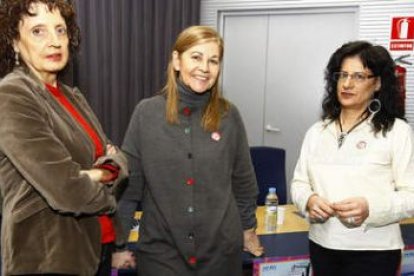 Maribel Almarza, María Teresa Álvarez, y Teresa Gutiérrez, ayer en León.