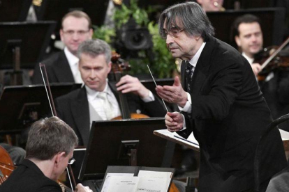 El maestro italiano Riccardo Muti dirigiendo el concierto de Año Nuevo de Viena.