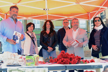 Los candidatos socialistas, ayer en Sahagún. DL