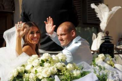 El jugador del Inter Wesley Sneijder con su mujer Yolanthe Cabau durante su boda.