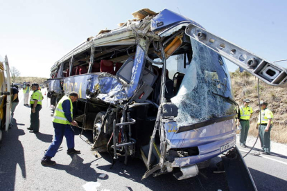 Una imagen del autocar siniestrado en Tornadizos, el pasado mes de julio.