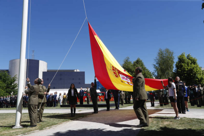 La bandera es portada por la comitiva de las Fuerzas Armadas en León. JESÚS F. SALVADORES