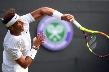 Nadal, sacando ante Sugita en el estreno en Wimbledon.