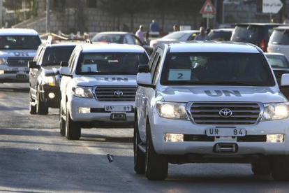 El convoy de los inspectores de la ONU cruza la frontera entre Síria y Líbano.