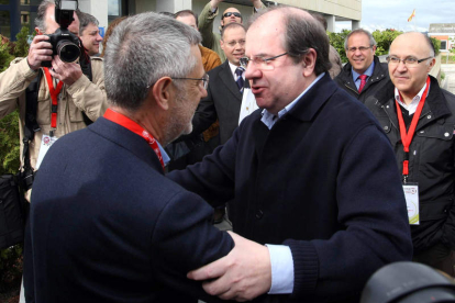 Juan Vicente Herrera saluda a Agustín Prieto a su llegada al congreso de UGT.