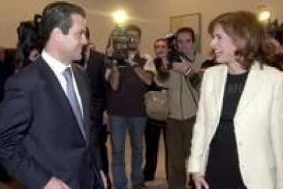 Ana Botella conversa con el presidente de Coca Cola España, Marcos de Quinto